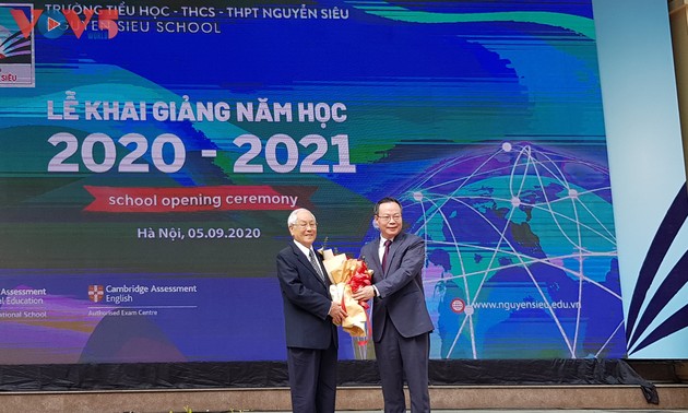 全国近两千三百万学生参加2020-2021新学年开学典礼