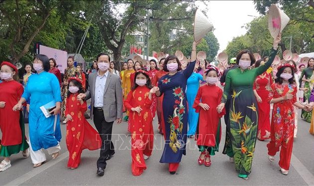 河内在“长安色彩”奥黛节上推崇越南服饰之代表——奥黛