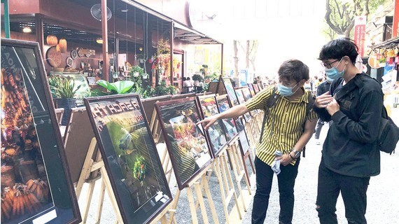 “喜迎辛丑春节—庆祝光荣的党”图片展开幕