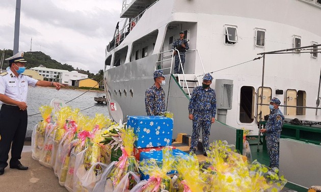 向西南海域驻岛军民拜早年