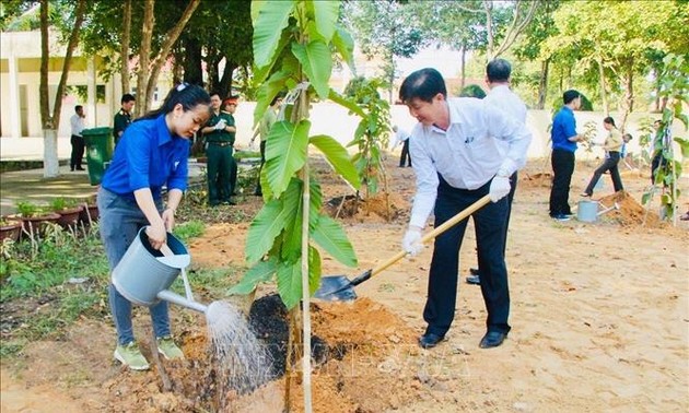 植树节活动在全国各地举行