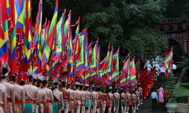 雄王祭祖各项活动隆重举行