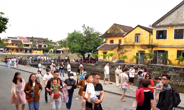 雄王祭祖日假期全国多处景点吸引大量游客