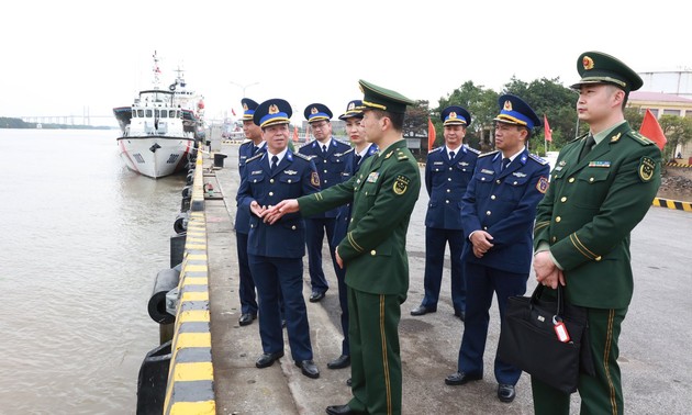 中国海警代表团探访越南海上警察第一区司令部