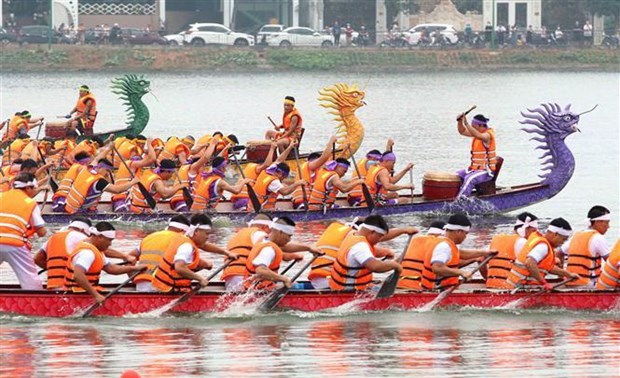 雄王祭祖日越池龙舟赛：激情澎湃