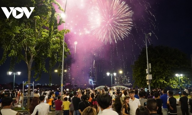 庆祝国家统一的烟花表演颇受胡志明市居民喜欢