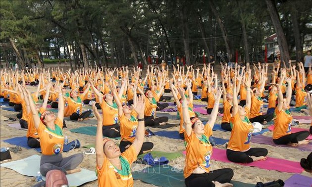 2024年第十届国际瑜伽日：600多人在平顺省参加瑜伽集体表演