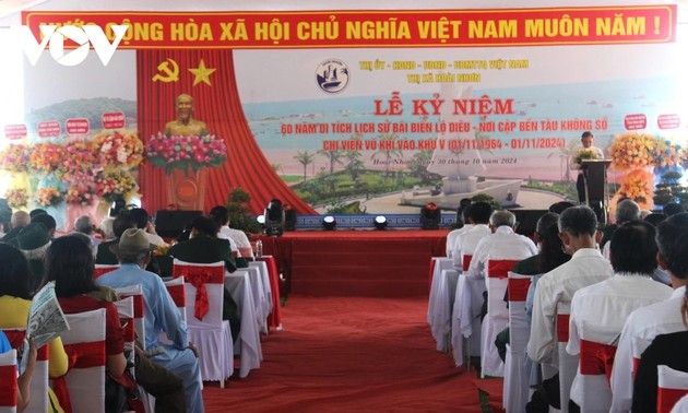 平定省举行“无舷号船”抵达露姚海滩60周年纪念活动