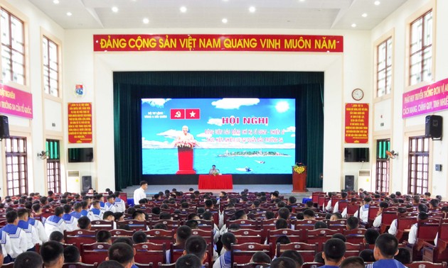 海军第四区举行即将赴长沙执行任务的官兵见面会