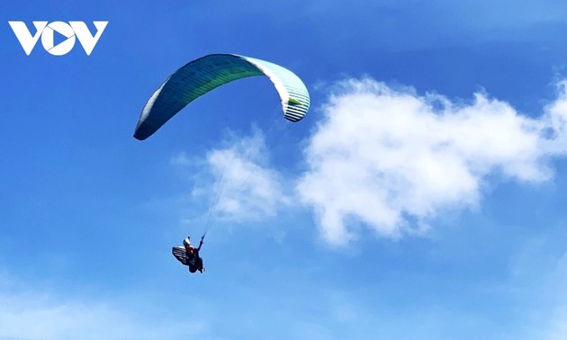 “精华着陆”滑翔伞比赛在安江省知尊县举办