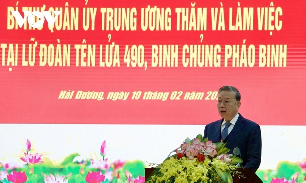 苏林视察炮兵兵种490导弹旅