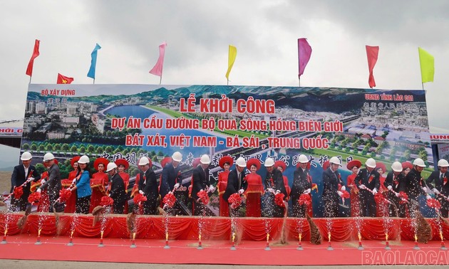 中国坝洒-越南巴刹红河界河公路大桥正式开工