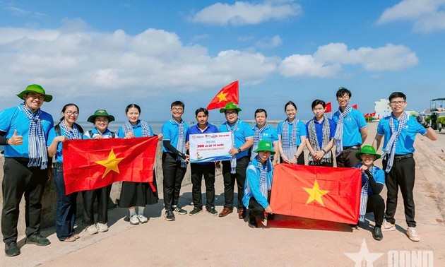 胡志明市青年参加“青年学生与祖国海洋岛屿之旅”