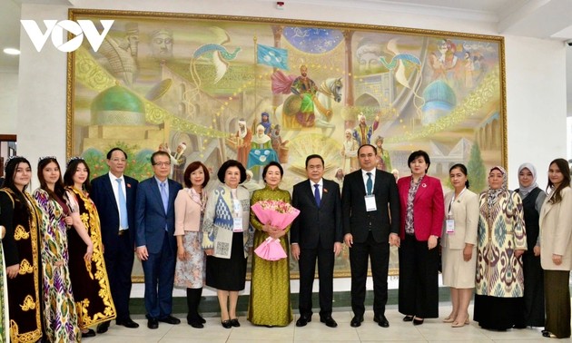 陈青敏夫妇参观塔什干国立东方大学