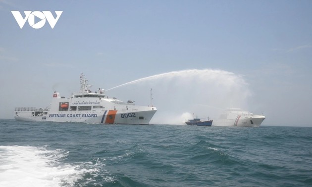 菲律宾海岸警卫队舰艇首次访问越南