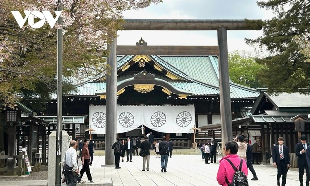 日本首相石破茂向靖国神社供奉名为“真榊”的祭品