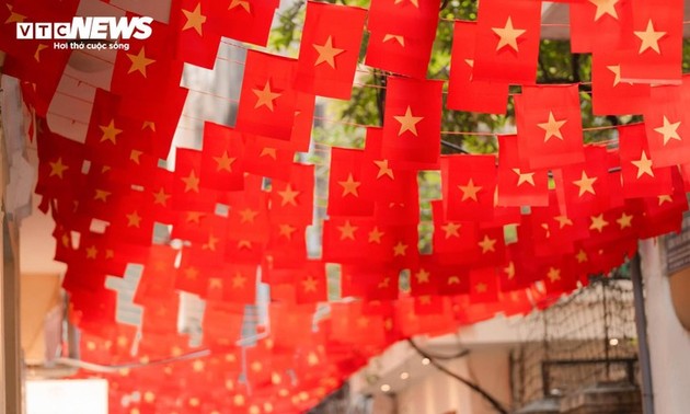 在历史性的四月里，国旗染红了河内的每条街道、每栋建筑