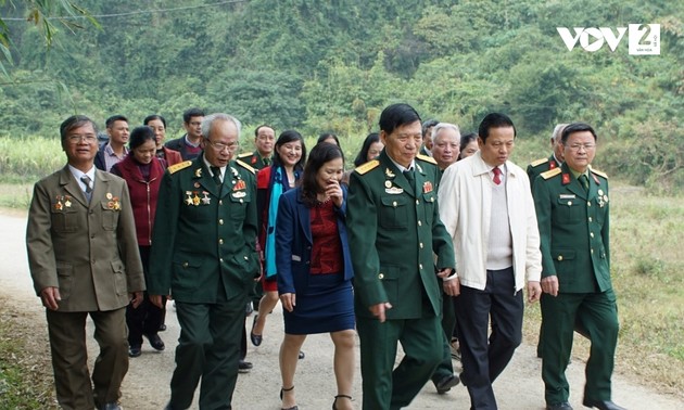 退伍军人寻找战友的遗体