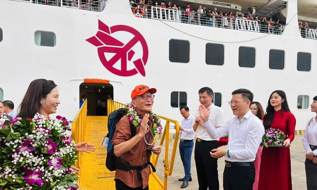 广宁省迎接载有1700多名日本游客的邮轮