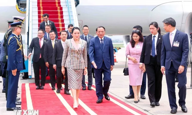 泰国总理佩通坦开始对越南进行正式访问