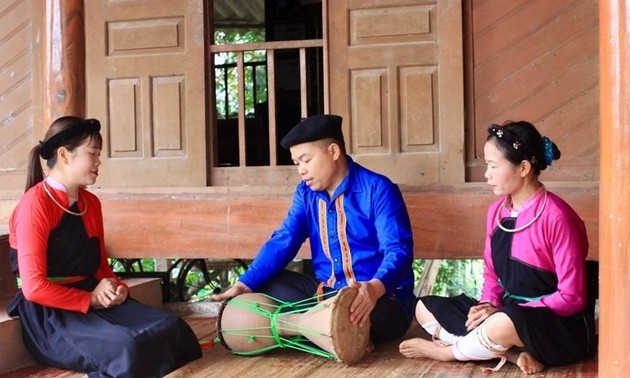 到安富与高兰族同胞共享民间歌舞