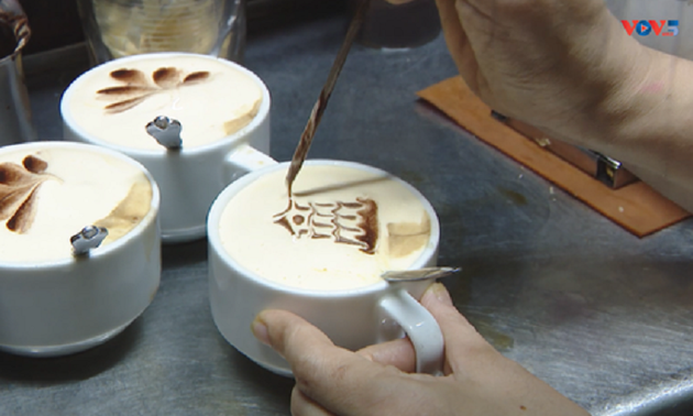 品尝美味咖啡、感受古老河内