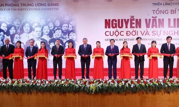 苏林出席"阮文灵总书记——生平与事业"展览开幕式
