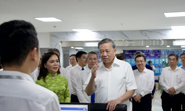 苏林实地考察胡志明市两级地方政府模式