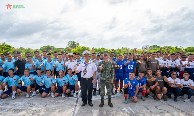 越菲海军在双子东岛举行友好交流活动