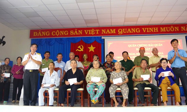 海军129舰队向优抚家庭赠送120余份慰问品