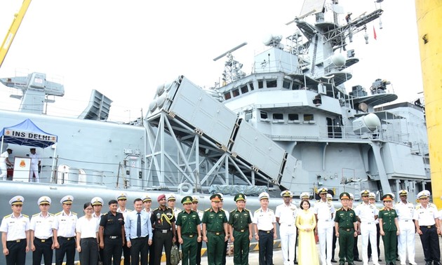 印度海军舰艇对岘港市进行友好访问