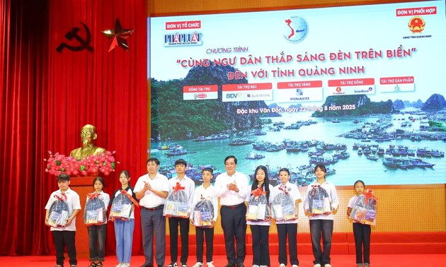 与广宁省渔民一起点亮海上灯光