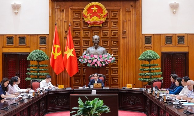 坚定不移实现稳定宏观经济、抑制通胀、促进增长的目标