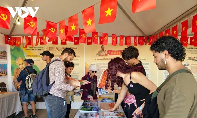 越南建国卫国80年历程在2025法国人道主义报刊展上得到再现