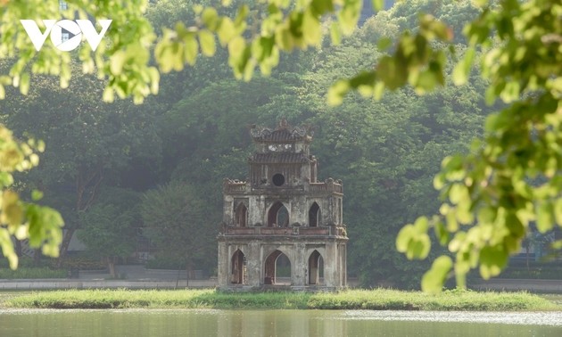 当落叶遇见细雨：听见十月的河内
