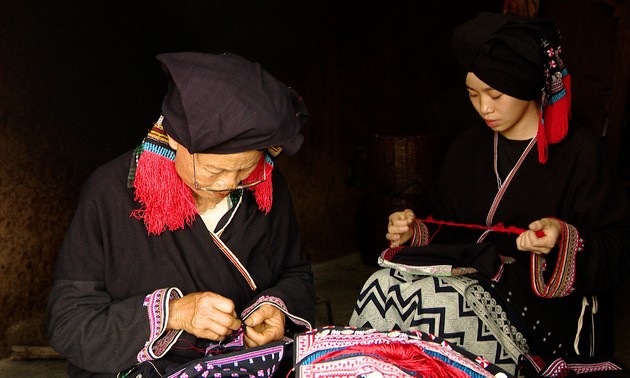 靛蓝色与丝线编织的瑶族服饰