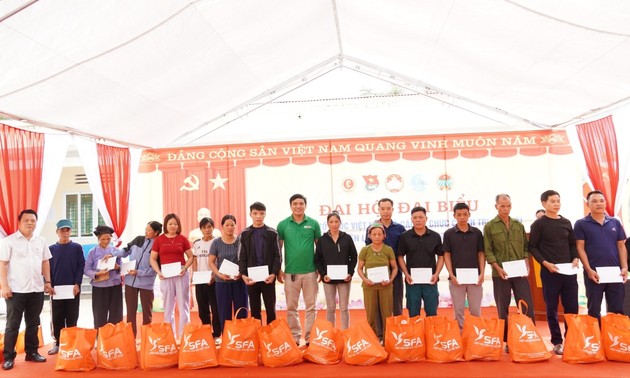 《越南海洋》杂志与越南燕窝协会帮助洪灾灾民