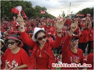 Faksi Berbaju Merah di Thailand menghentikan pawai menentang Mahkamah Konstitusi