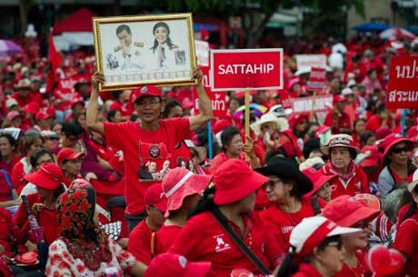 Thailand: Pihak “Berbaju Merah” melakukan pawai besar-besaran di ibukota Bangkok