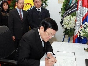 Presiden Vietnam Truong Tan Sang meletakkan karangan bunga berziarah kepada Almarhum Raja Kamboja Norodom Sihanouk