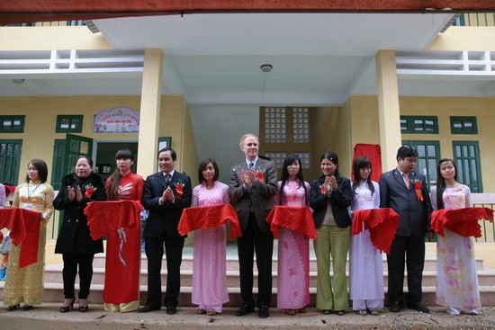 Perusahaan Boeing memberikan bantuan untuk pembangunan sekolahan di Vietnam