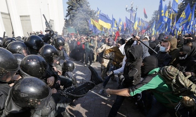 Bentrokan meledak di luar gedung Parlemen Ukraina