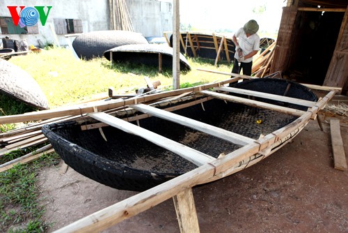 Kejuruan membuat sampan tradisional di desa Hung Hoc