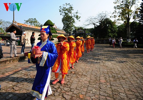 Thua Thien Hue: merekonstruksikan ritual penegakan pohon “Neu” di Istana Kerajaan