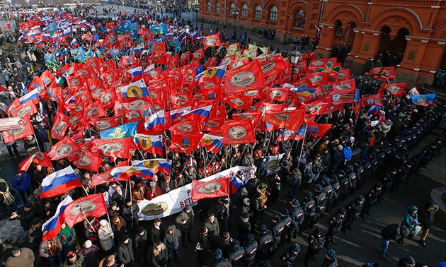 Rusia: puluhan ribu orang melakukan pawai untuk memprotes Maidan