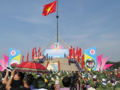 Acara pengibaran bendera “Penyatuan Tanah Air” di provinsi Quang Tri