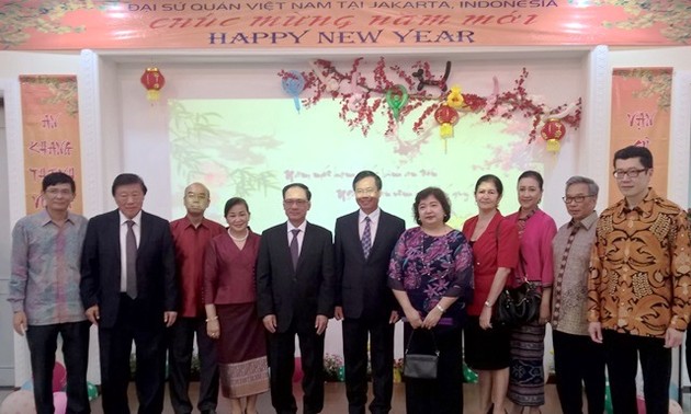 Orang Vietnam di luar negeri menyambut Hari Raya Tet tradisional bangsa