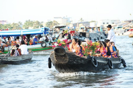 Wisatawan datang di kota Hue dan provinsi Khanh Hoa naik tinggi pada Hari Raya Tet 2016