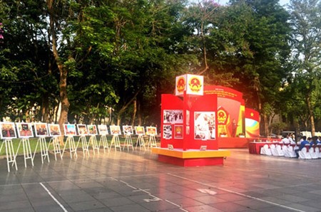 Hanoi mengadakan pameran foto “Hari pesta seluruh rakyat”