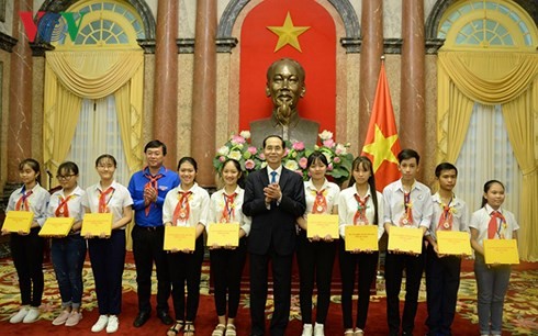 Trân Dai Quang rencontre des responsables de l’Association des enfants pionniers